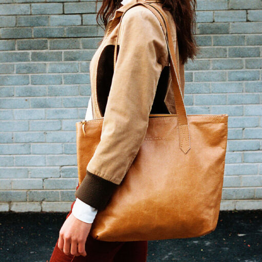 Rowdy Tote Leather Bag - Colour Amber - Image 6