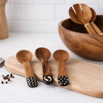 Kleine gebogene Gewürzlöffel aus Olivenholz mit Batik-Einlage 13 9B1F0E9B 3497 47CB 98BC CF01DD225DE9