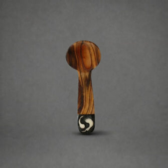 Kleine gebogene Gewürzlöffel aus Olivenholz mit Batik-Einlage