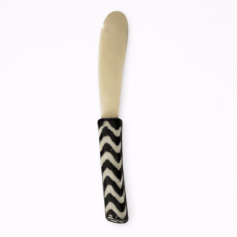 Buttermesser aus Knochen mit Batik-Design 11 F0EF7A05 055E 49B4 A38A D5A9B9E15965 e1778759508732