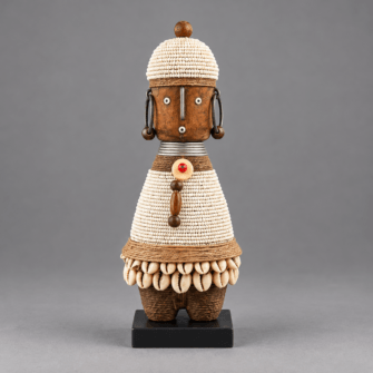 Namji Puppe Weiß aus Kamerun, handgefertigte Holzfigur mit Perlen und Kaurimuscheln, ca. 21 cm