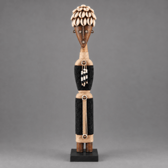 Namji Puppe Schwarz-Weiß aus Kamerun, handgefertigte Holzfigur mit Perlen und Kaurimuscheln, ca. 39 cm