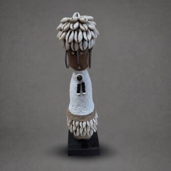 Baby Namji Puppe mit weißem Kaurimuschelkleid & -Haar (Kamerun) – XS