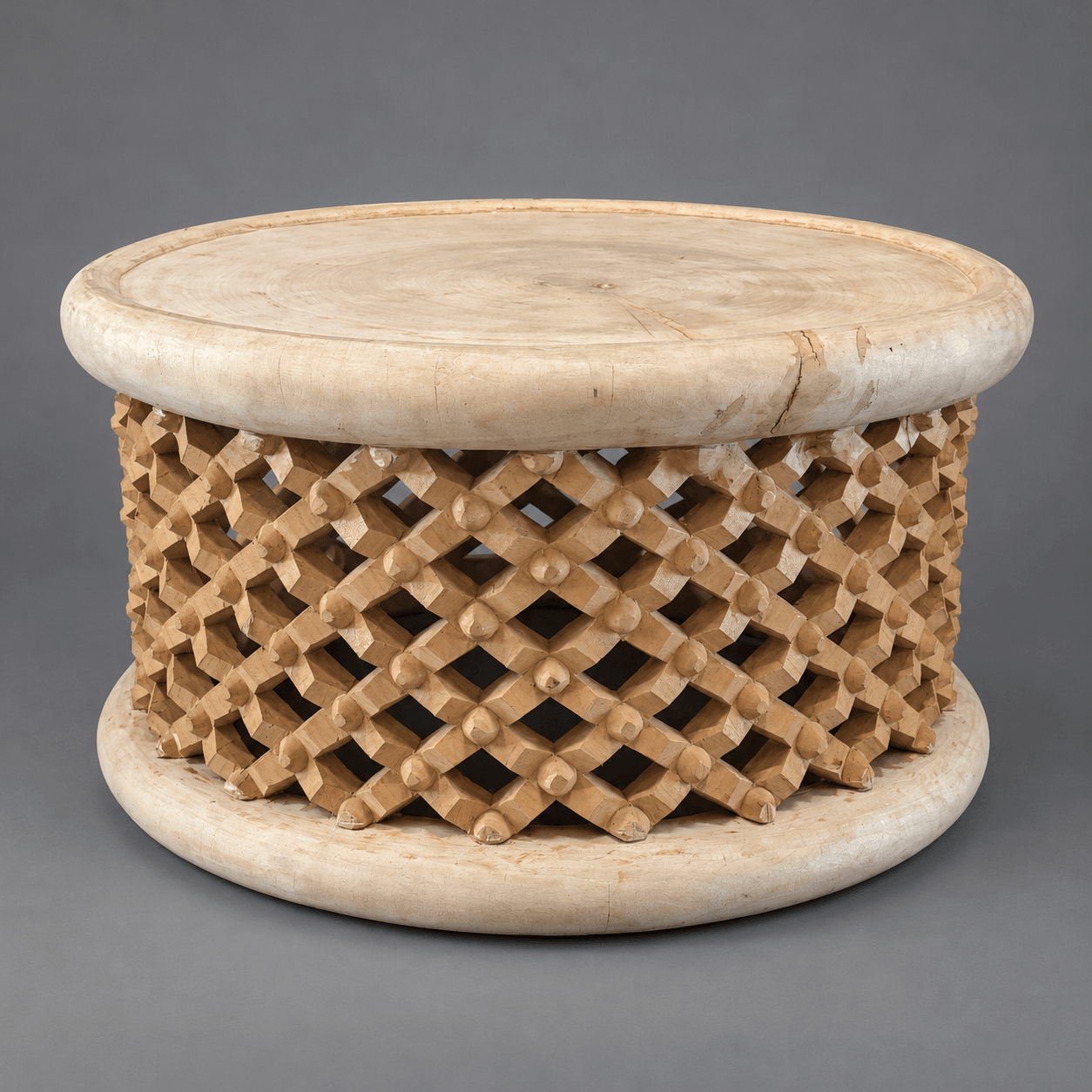 Bamileke Couchtisch – Large – Ø80 × H40 cm 1 Bamileke Couchtisch aus hellem Naturholz – handgeschnitztes Rautenmuster