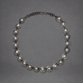 Mulberry Mongoose - Halskette aus Schlingendraht mit weißen Perlen