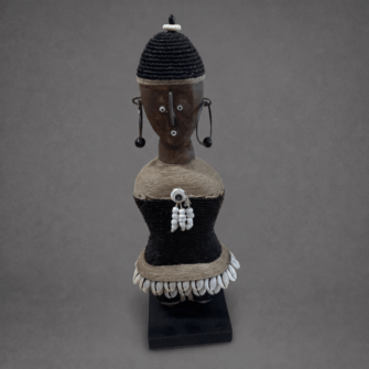 Namji Puppe mit schwarzem Kleid & Hut (Kamerun) – Klein