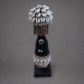 Namji-Puppen mit Kaurimuschelhaar & Rock aus Kamerun