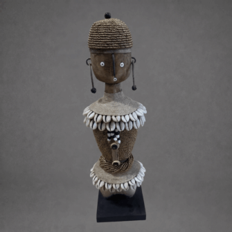 Namji Puppe mit goldenem Kleid & Kaurimuschel-Kragen (Kamerun) – Mittel