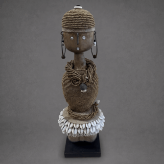 Namji Puppe mit goldenem Kleid & Perlenkette (Kamerun) – Mittel