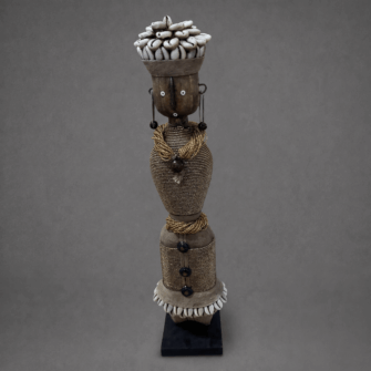 Namji Puppe mit goldenem Knopfkleid (Kamerun) – Groß