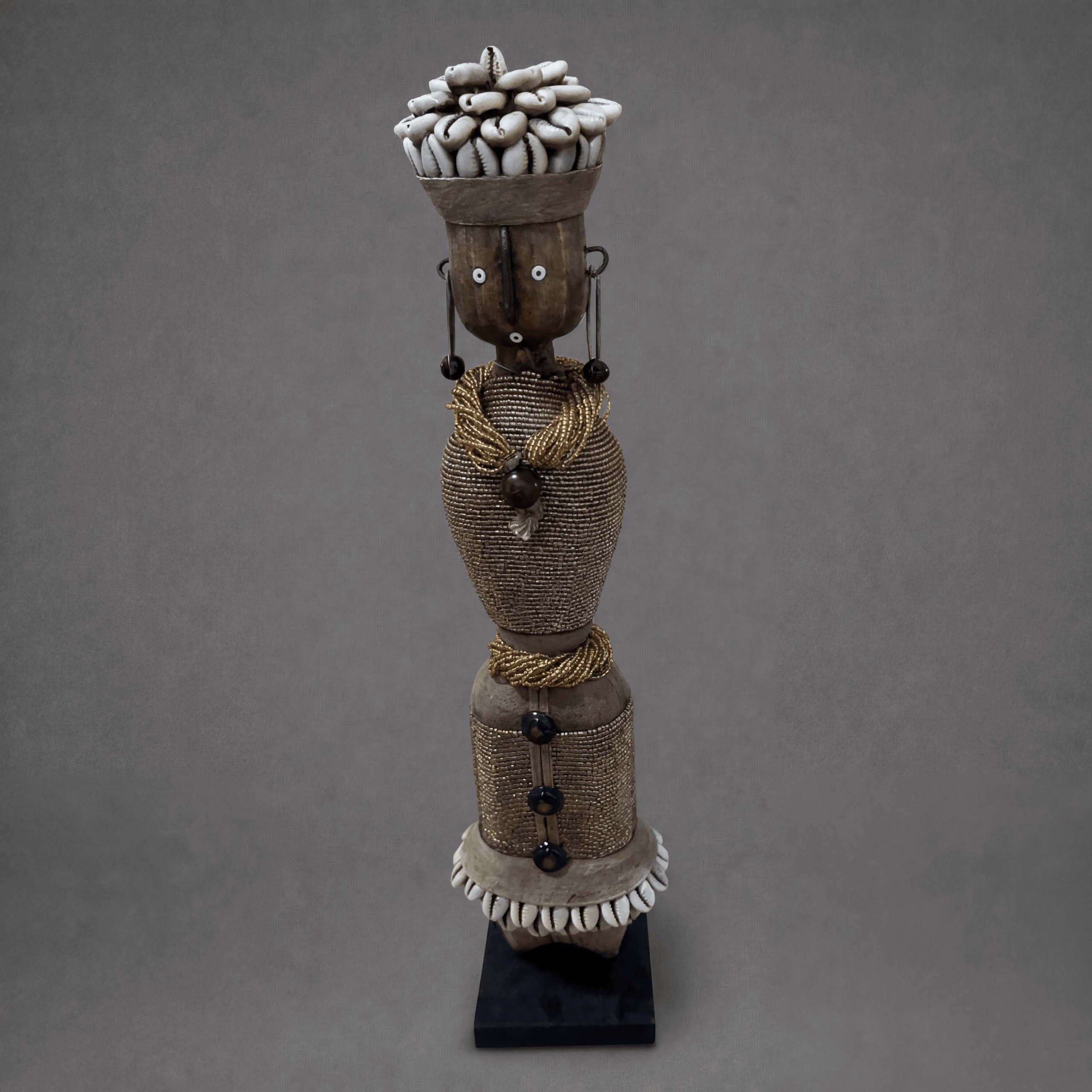 Namji Puppe mit goldenem Knopfkleid (Kamerun) – Groß 1 Namji Puppe mit goldenem Knopfkleid (Kamerun) – Groß