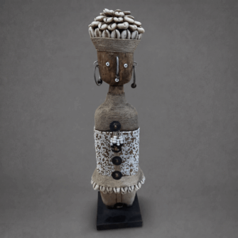 Namji Puppe mit weiß/goldenem Knopfkleid (Kamerun) – Groß