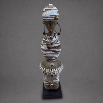 Namji Puppe mit goldgemustertem Kleid & Hut (Kamerun) – Groß