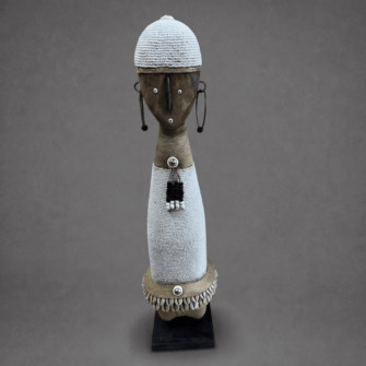 Home - DE 8 Namji Puppe mit weißem Hut & Kleid (Kamerun) – Groß