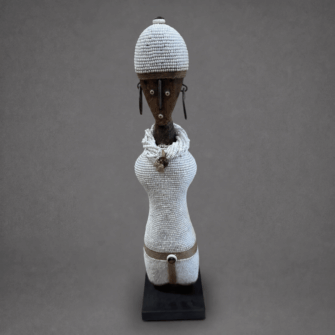 Namji Puppe mit weißem Kleid & Perlenkette (Kamerun) – Mittel