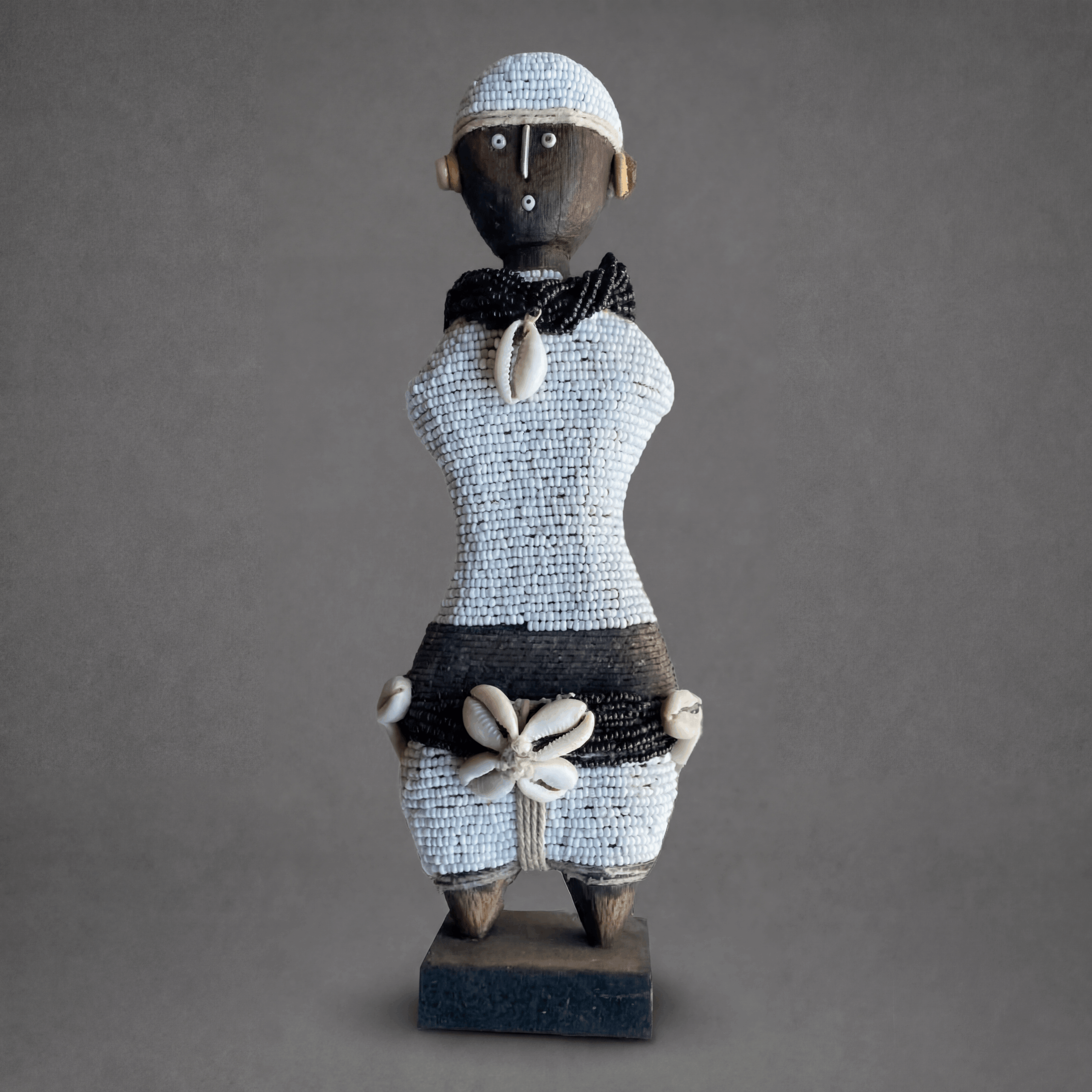 Namji Puppe - Gentleman in Weiss mit Halskette 1 Namji Puppe - Gentleman in Weiss mit Halskette