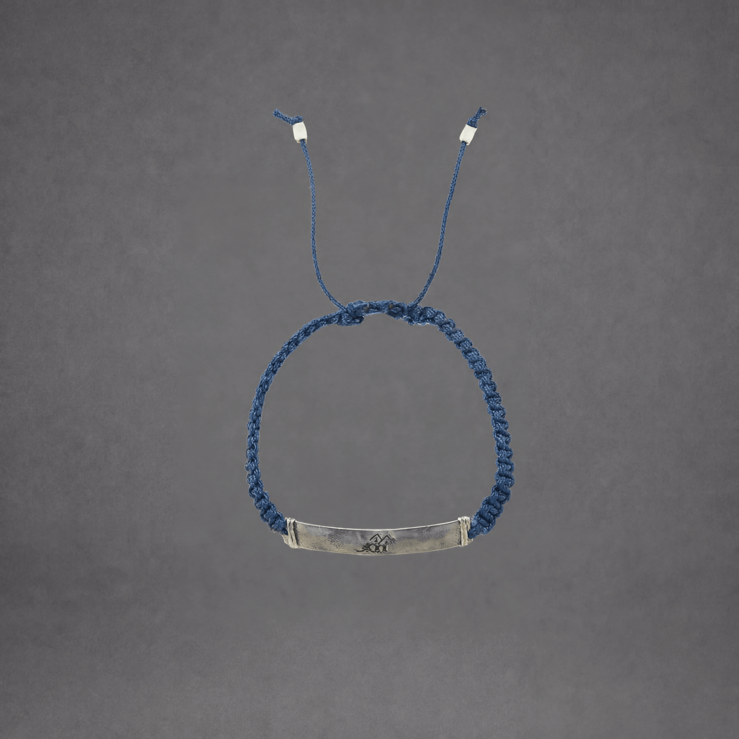 Mulberry Mongoose - Armband aus gehämmertem Schlingendraht in Navy Blau mit Elefantenprägung und Kordel (Damen) 1 Mulberry Mongoose - Armband aus gehämmertem Schlingendraht in Navy Blau mit Elefantenprägung und Kordel (Damen)