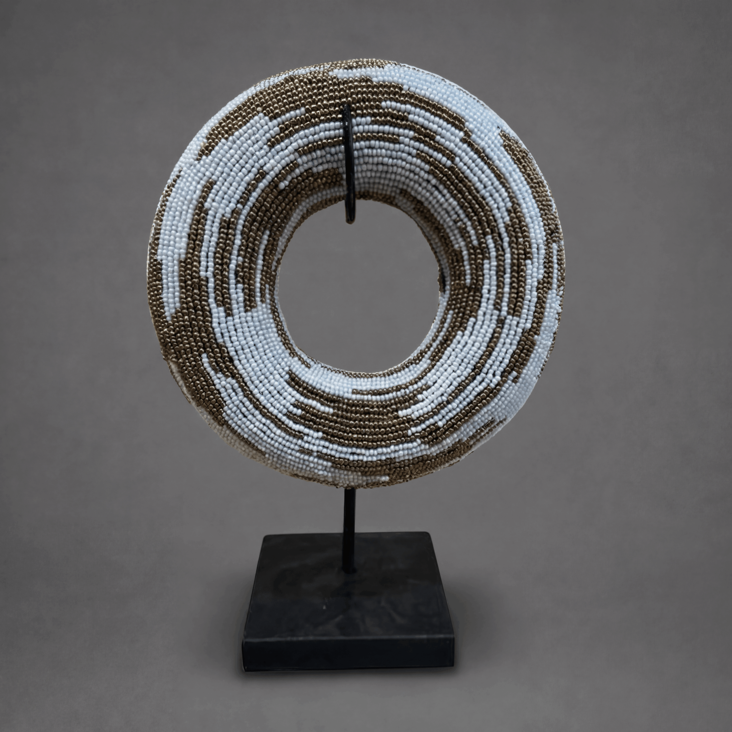 Reif bestickt mit Perlen – Gold & Weiß – (Kamerun) 1 Reif bestickt mit Perlen – Gold & Weiß – (Kamerun)