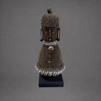 Baby Namji Puppe mit goldenem Oberteil & Hut (Kamerun) – XS