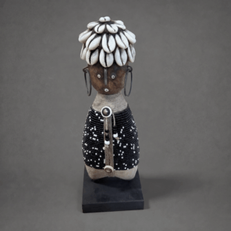 Baby Namji Puppe mit nachtblauem Kleid und Kaurimuschel-Hut (Kamerun) – XS