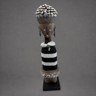 Namji Puppe mit schwarz-weiß gestreiftem Kleid & Kaurimuschel-Haar (Kamerun) – Groß