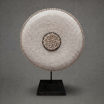 Home - DE 4 Rundschild aus Perlen – Weiß mit Kauriemuscheln – (Kamerun) – Large