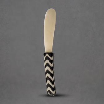 Buttermesser aus Knochen mit Batik-Design