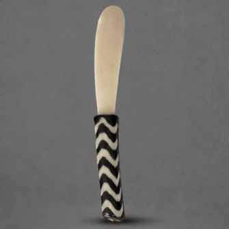 Buttermesser aus Knochen mit Batik-Design