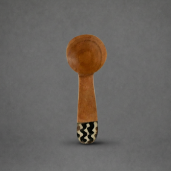 Kleine gebogene Gewürzlöffel aus Olivenholz mit Batik-Einlage 11 Generated with Kive.ai kive image compressed basic 2 Kopie 3 1 e1773905968758