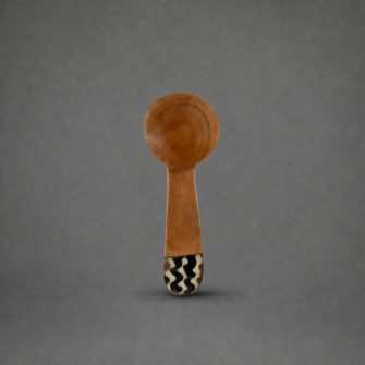 Kleine gebogene Gewürzlöffel aus Olivenholz mit Batik-Einlage
