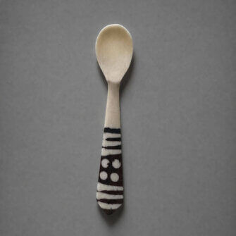 Joghurt- und Eierlöffel aus Knochen mit Batik-Design 12 13