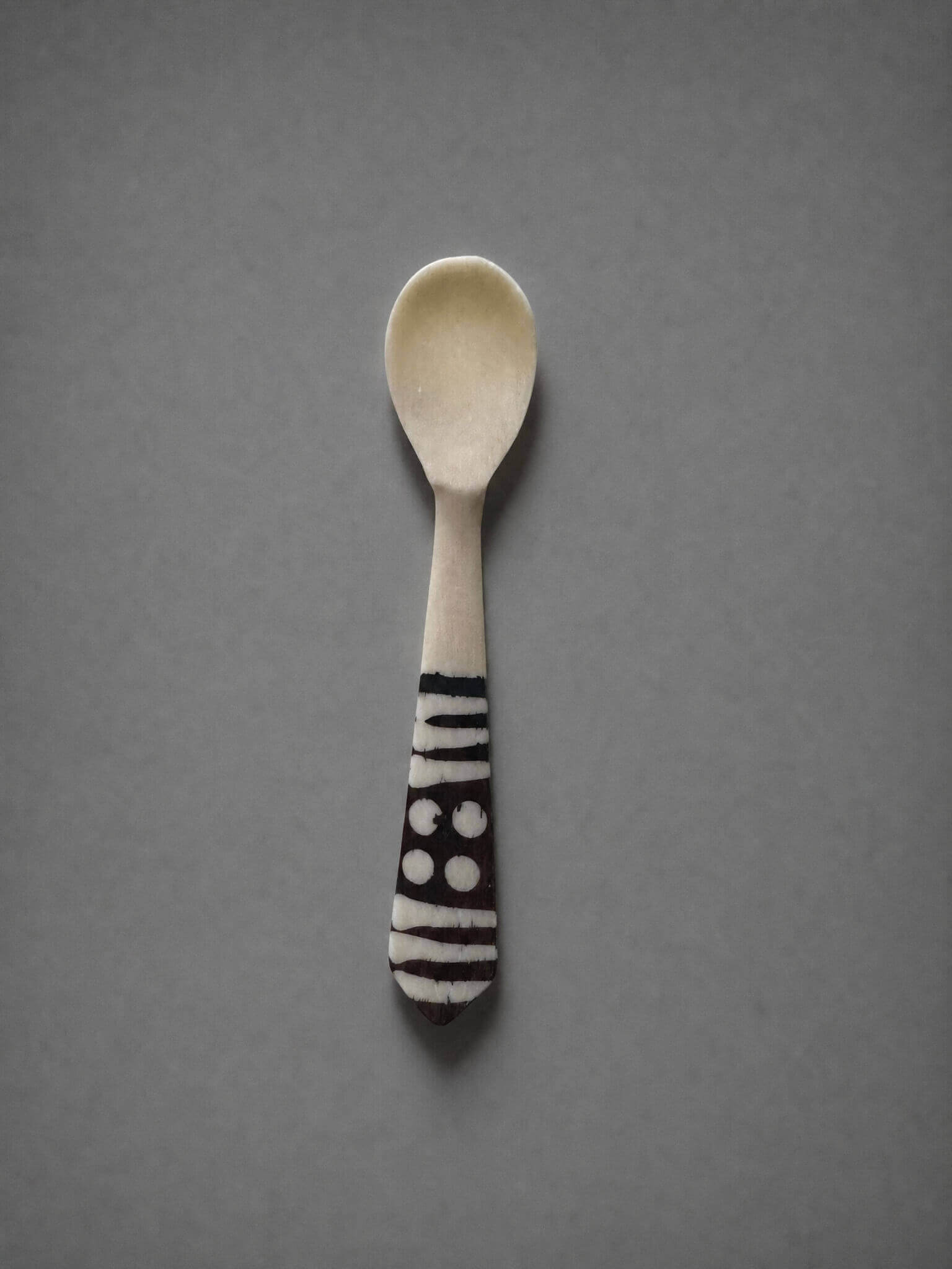 Joghurt- und Eierlöffel aus Knochen mit Batik-Design 6 Joghurt- und Eierlöffel aus Knochen mit Batik-Design – Bild 6