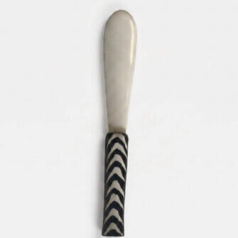 Buttermesser aus Knochen mit Batik-Design 13 22 e1778778047818