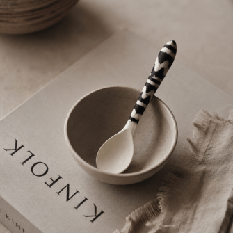 Joghurt- und Eierlöffel aus Knochen mit Batik-Design