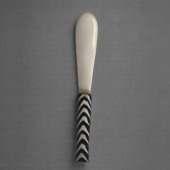 Buttermesser aus Knochen mit Batik-Design 12 65 scaled e1778777963680