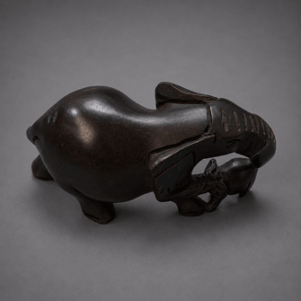 Alternative view of Elefantenmutter mit Kalb — Handgeschnitztes Holz