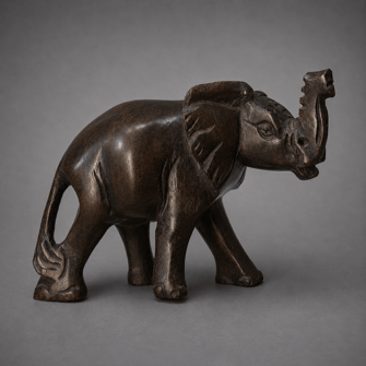 Elefant mit gehobenen Rüssel — Handgeschnitztes Holz