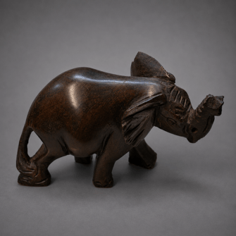 Elefant mit gehobenen Rüssel — Handgeschnitztes Holz 3 IMG 5117 1