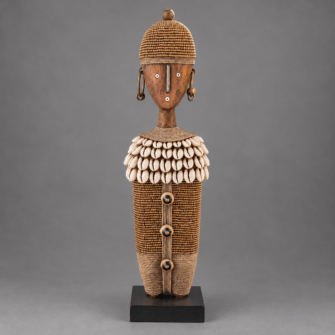 Namji Puppe Goldbraun aus Kamerun, handgefertigte Holzfigur mit Perlen und Kaurimuscheln, ca. 32 cm