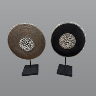 Rundschild aus Perlen – Schwarz mit Kauriemuscheln – Small 4 Rundschild aus Perlen – Produktansicht