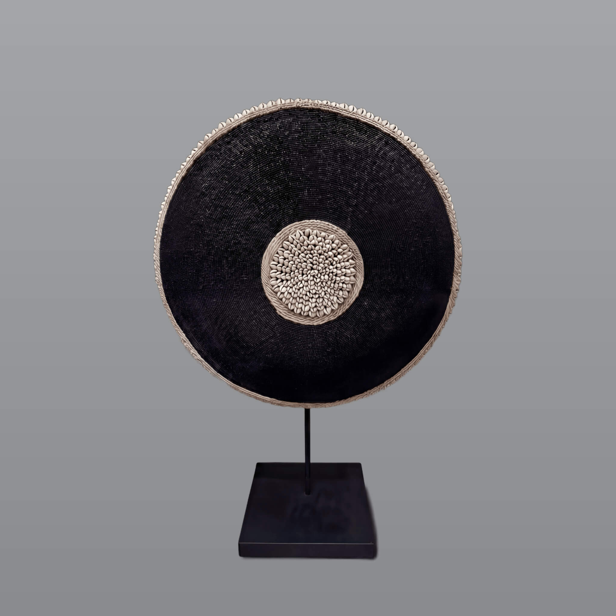 Rundschild aus Perlen – Schwarz mit Kauriemuscheln – Small 1 Rundschild aus Perlen – Schwarz mit Kauriemuscheln – (Kamerun) – Small – Kamerun, handgeschnitzt, dekorativer Raumschmuck