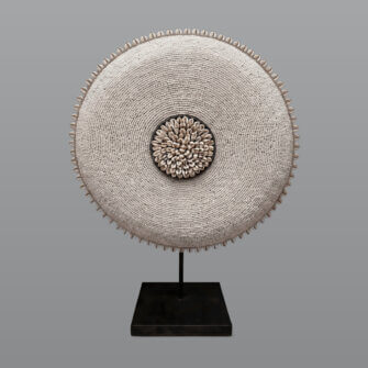 Rundschild aus Perlen – Weiß mit Kauriemuscheln – Large – Südafrika