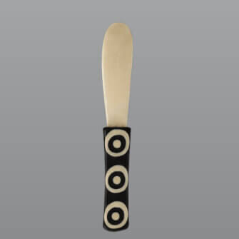 Buttermesser aus Knochen mit Batik-Design – Produktansicht