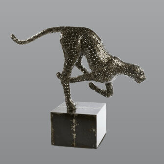 Alternative view of Stahlskulptur Leopard – Stahlmuttern – mit Sockel
