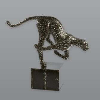 Alternative view of Stahlskulptur Leopard – Stahlmuttern – mit Sockel