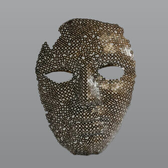 Maske aus Stahlmuttern