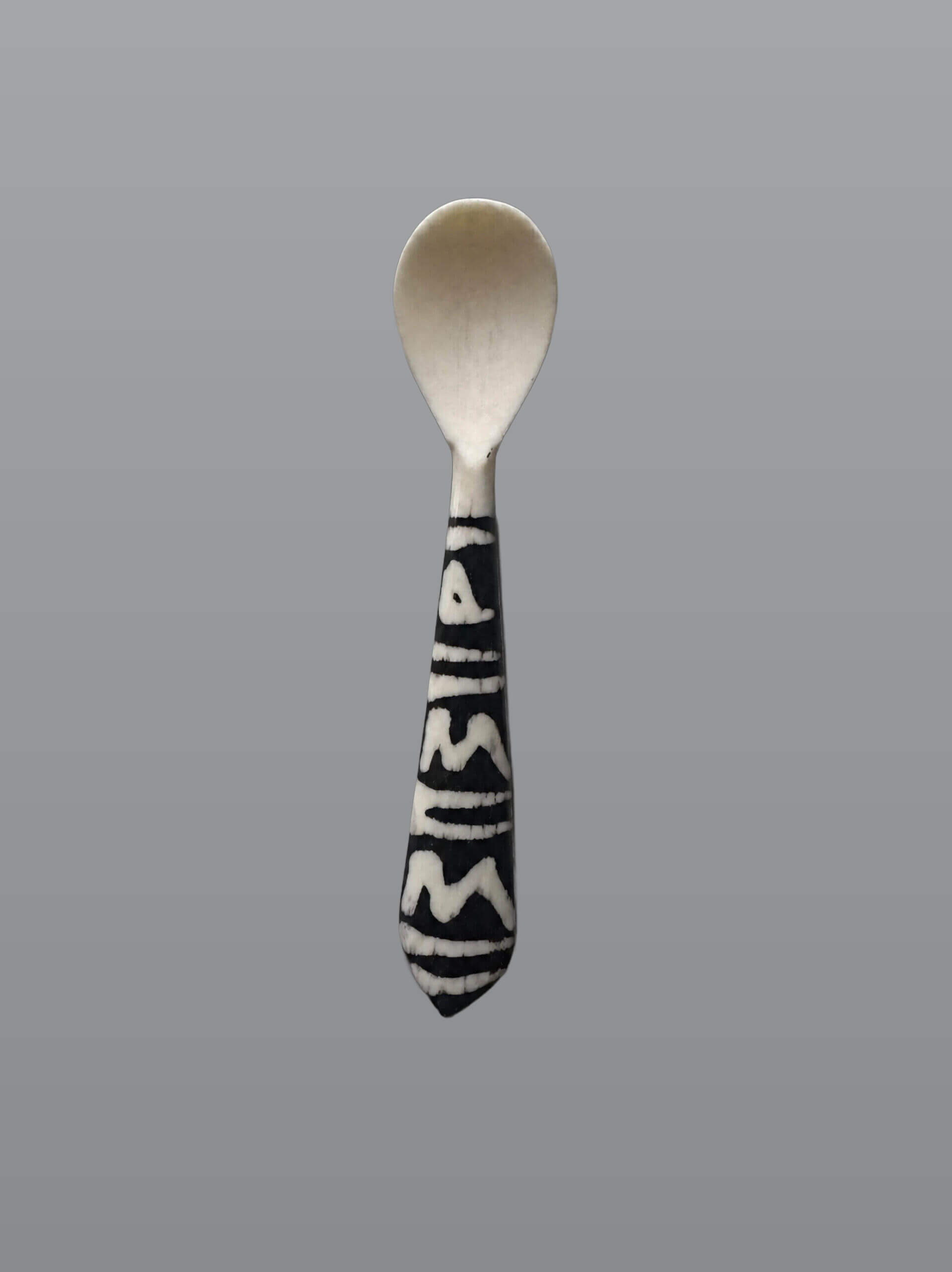 Joghurt- und Eierlöffel aus Knochen mit Batik-Design 2 Joghurt- und Eierlöffel aus Knochen mit Batik-Design – Produktansicht