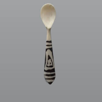 Joghurt- und Eierlöffel aus Knochen mit Batik-Design 10 Joghurt- und Eierlöffel aus Knochen mit Batik-Design – Detailansicht