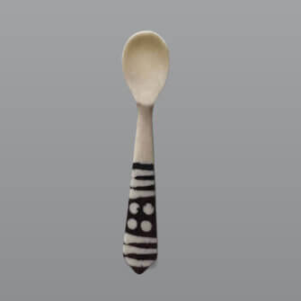 Joghurt- und Eierlöffel aus Knochen mit Batik-Design 12 Joghurt- und Eierlöffel aus Knochen mit Batik-Design – Detailansicht