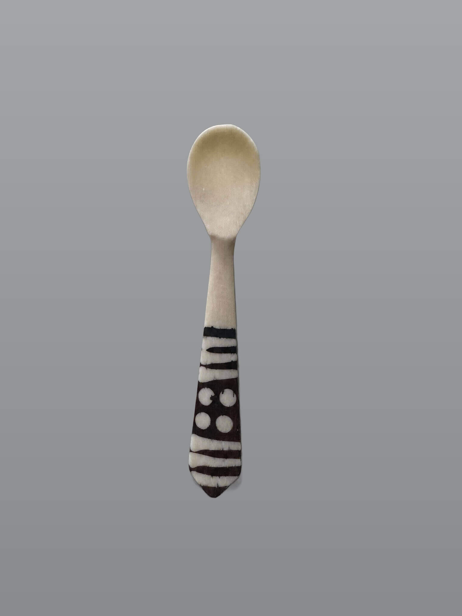 Joghurt- und Eierlöffel aus Knochen mit Batik-Design 6 Joghurt- und Eierlöffel aus Knochen mit Batik-Design – Detailansicht
